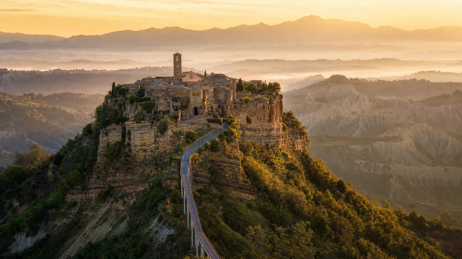 Civita di Bagnoregio, la città che muore, all'alba sui calanchi