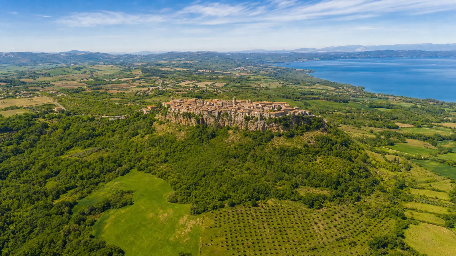 Vista aerea del territorio di Grotte di Castro con il Lago di Bolsena sullo sfondo